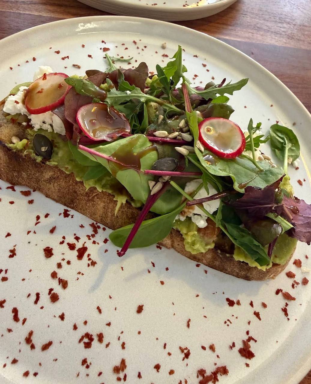 Avocado Toast mit Salat
