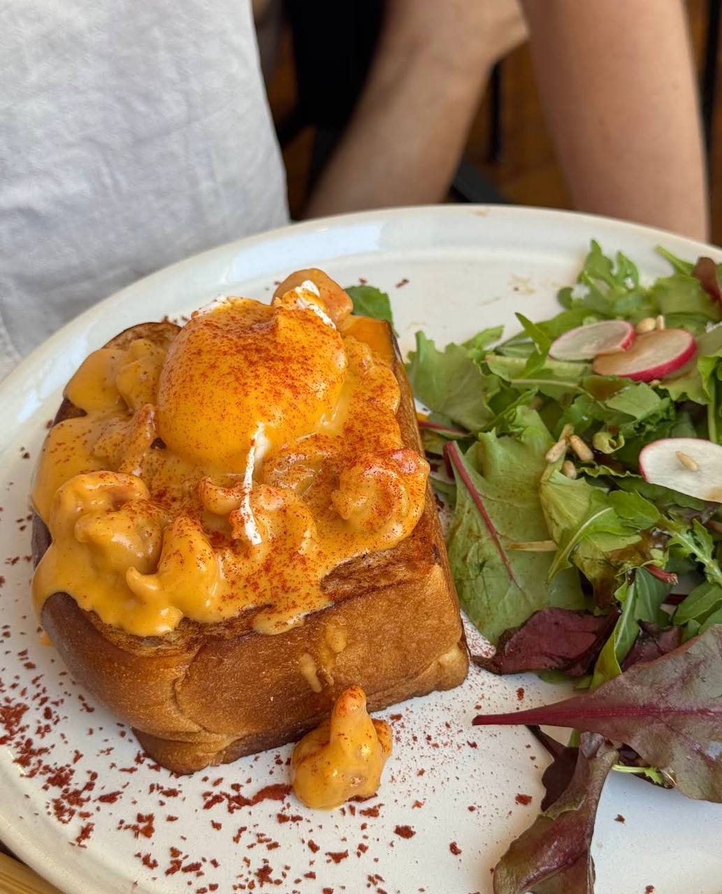 French Toast mit pochiertem Ei und Salat