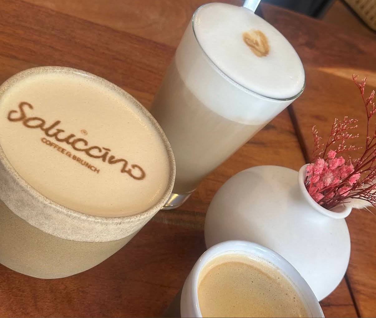 Kaffee mit Saluccino Logo auf dem Milchschaum