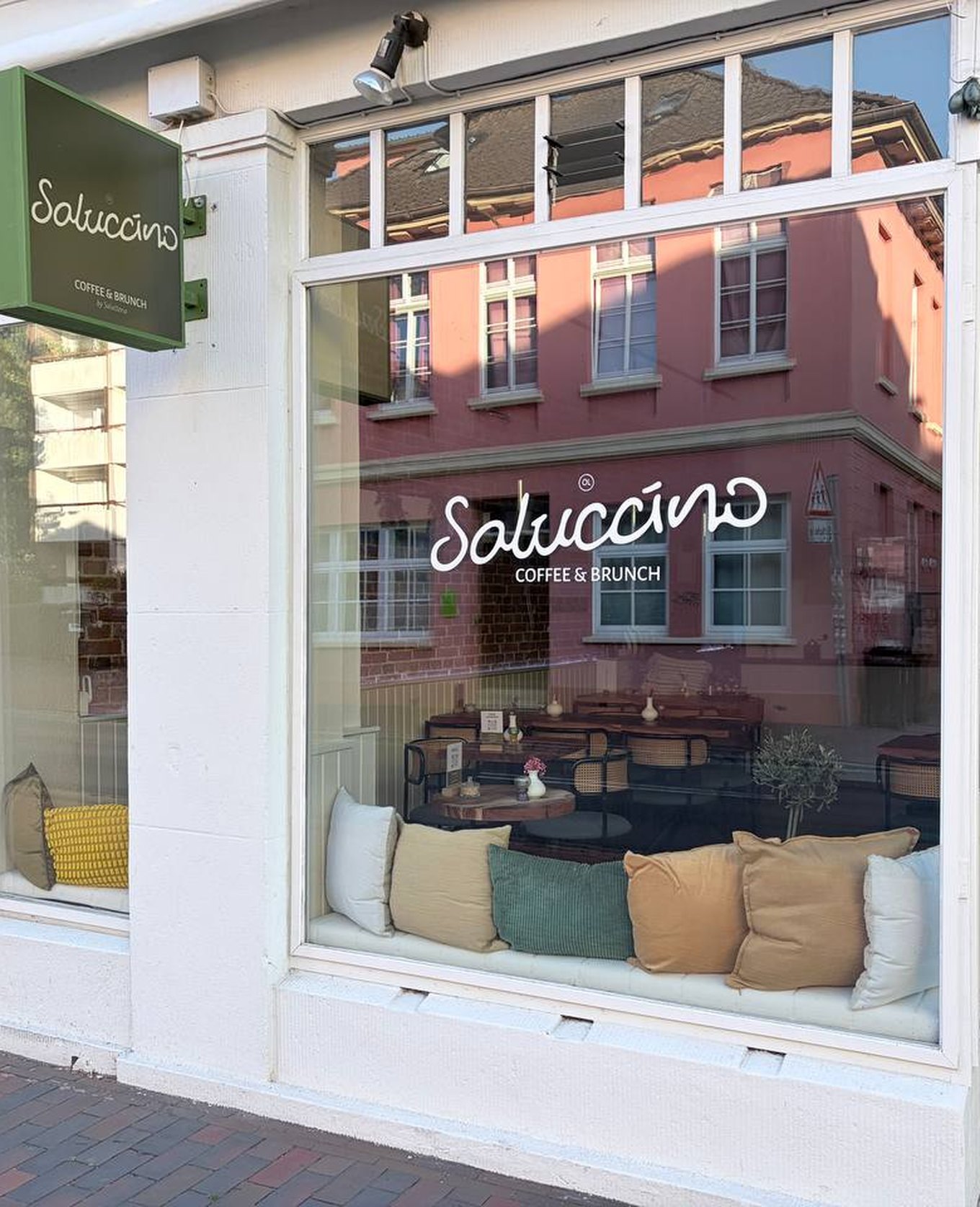 Die Fassade des Saluccino am Damm 36 mit Schild und Fensterfront